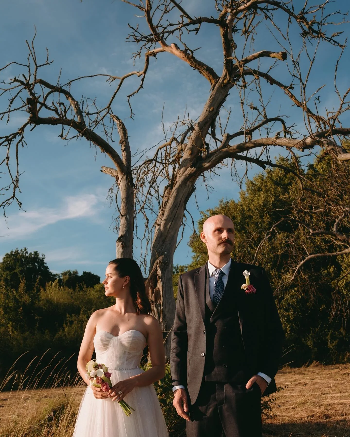 ✨ Manche Geschichten brauchen keine gro&szlig;en Worte.
Sie zeigen sich in Blicken, in Gesten, in einem L&auml;cheln, das im Sonnenlicht aufgeht.

Diese Hochzeit hat mich einmal mehr daran erinnert, dass wahre Liebe leise beginnt &ndash; und doch die