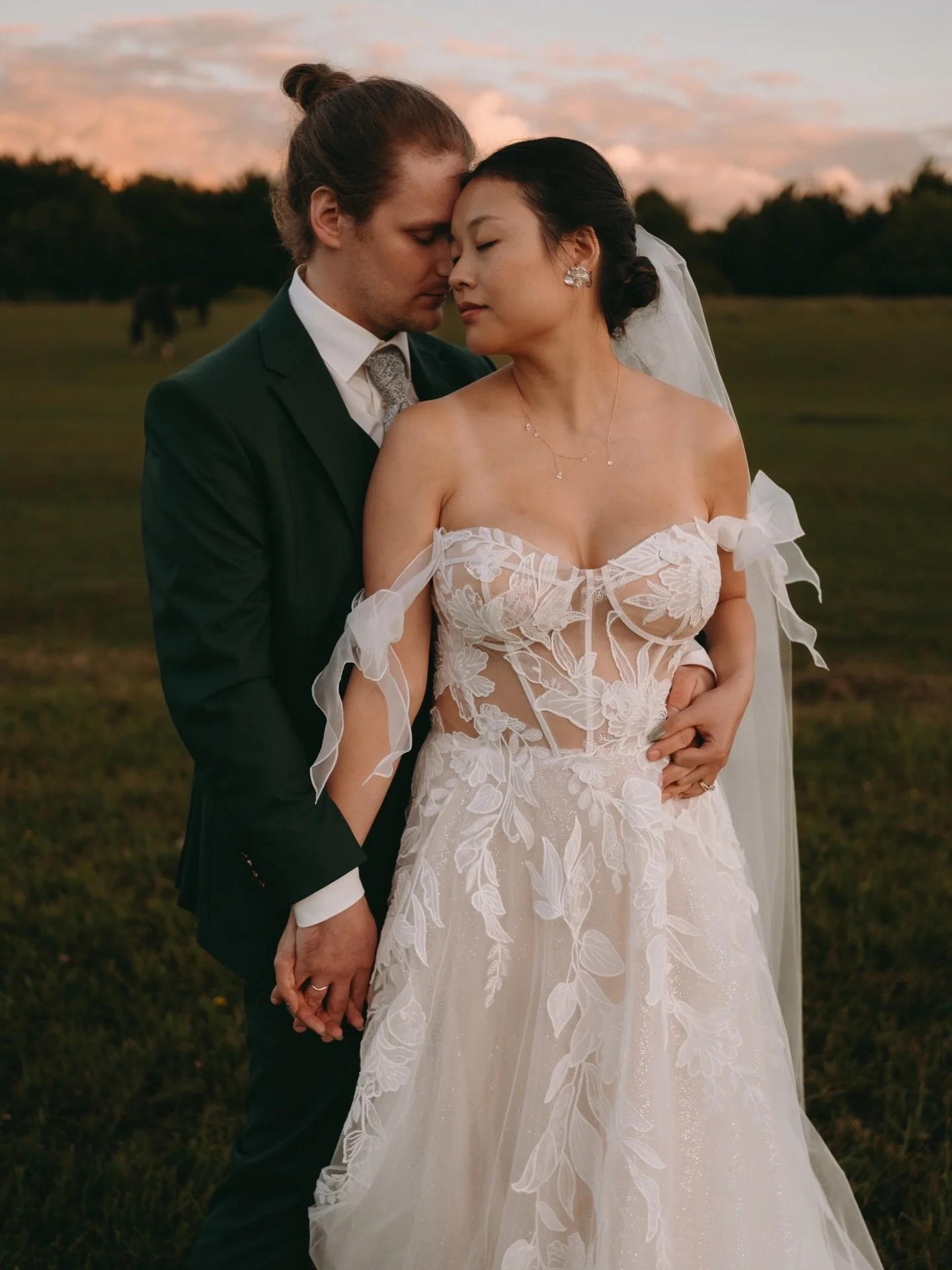 Ich durfte dieses wundersch&ouml;ne Paar in der Villa Le Riesack in Frankreich begleiten &ndash; eine Location, die mit ihrem klassischen Fachwerk und der offenen Landschaft einfach perfekt f&uuml;r nat&uuml;rliche, elegante Hochzeitsfotos ist.

Wir 