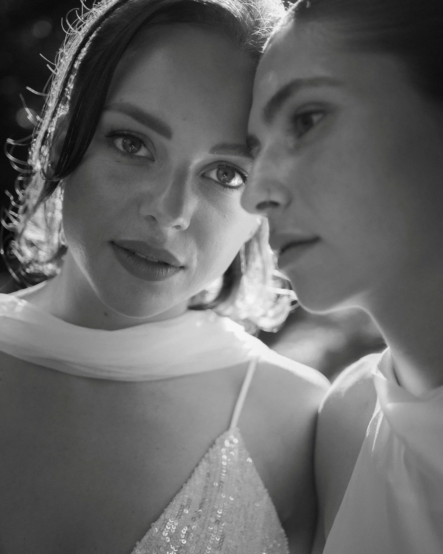 Zwei Seelen.
Ein Versprechen.
Und dieser eine Moment, in dem alles still wird.

Zwischen flirrendem Sommerlicht, zarten Stoffen und dem Rascheln der B&auml;ume im Schwarzwald lag mehr als nur ein &bdquo;Ja&ldquo;.
Da war dieses L&auml;cheln.
Dieses v