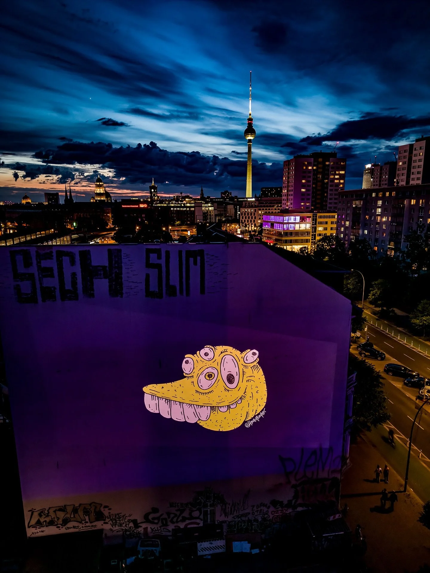 Massive shoutout to @digislaps &amp; @stickerninja for making this happen. How friggin cool are these projected art shots in Berlin. I was one of the lucky ones to be part of this epic show

Good times

#digislaps #stickerninja #berl&iacute;n #street