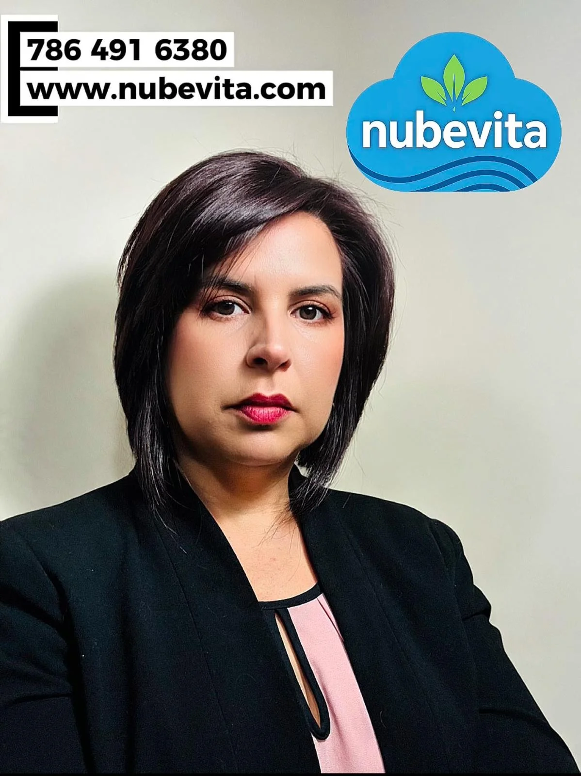 Retrato de una mujer con cabello oscuro, vestida con blazer negro y blusa rosa, con un fondo neutro. En la parte superior izquierda, un texto con contacto y sitio web de la empresa NubeVita. En la esquina superior derecha, el logotipo de NubeVita, que es una nube azul con hojas verdes y ondas de agua.