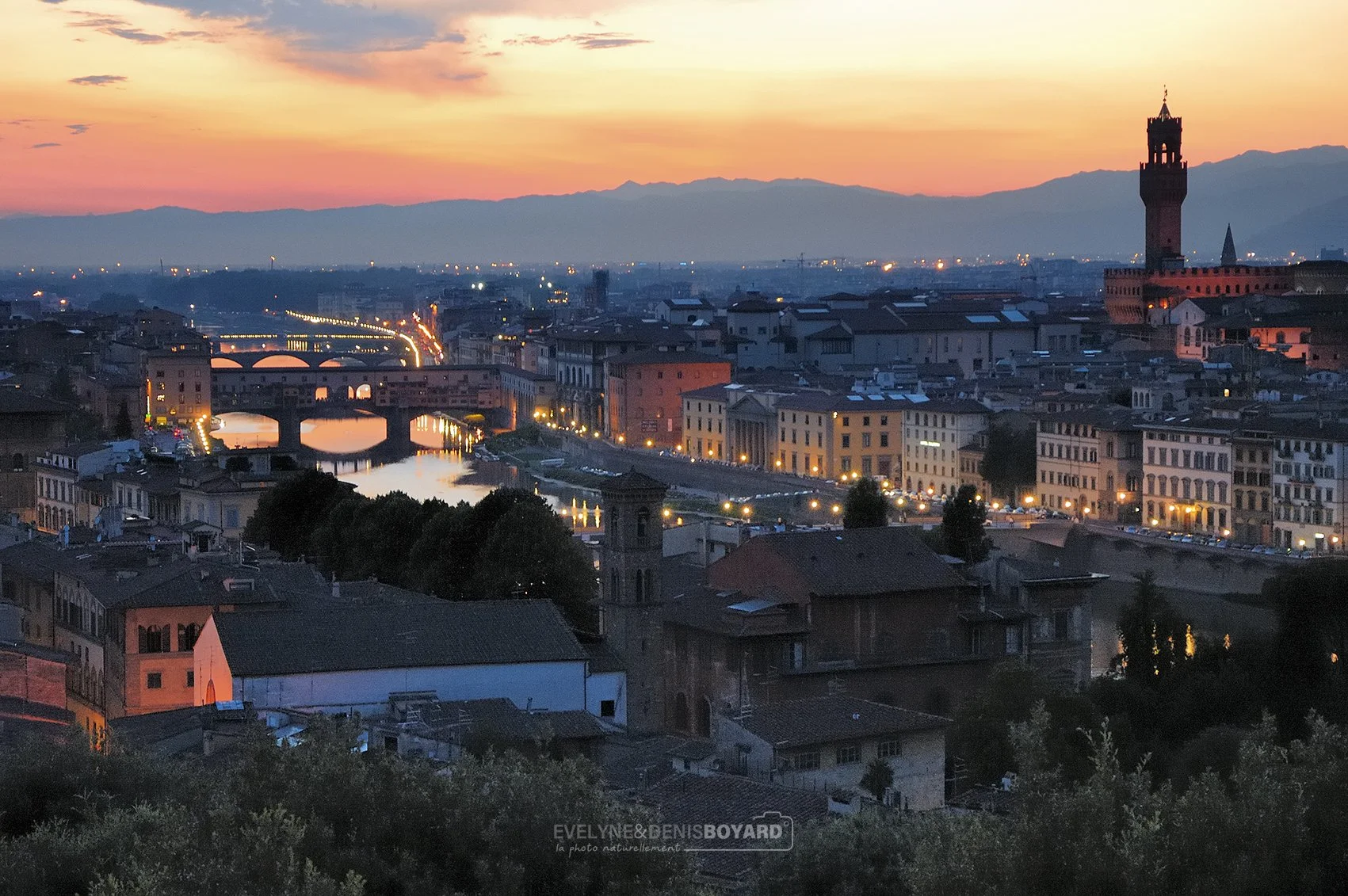 Toute la beauté de Florence, le soir, depuis la place Michel-Ange.