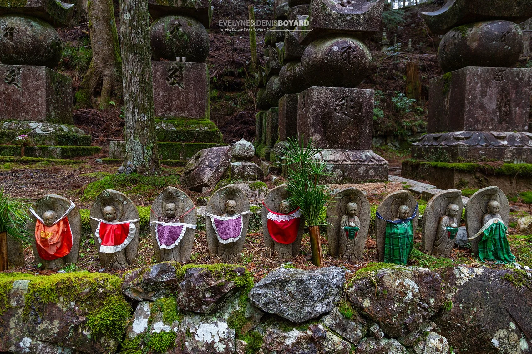 Statuettes Jizô, dans la nécropole de Okunoin, Mont Koya, Osaka.