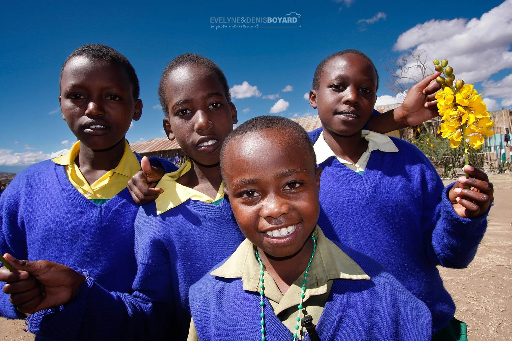 Accueil chaleureux des enfants dans une école kenyane. L'uniforme est obligatoire.