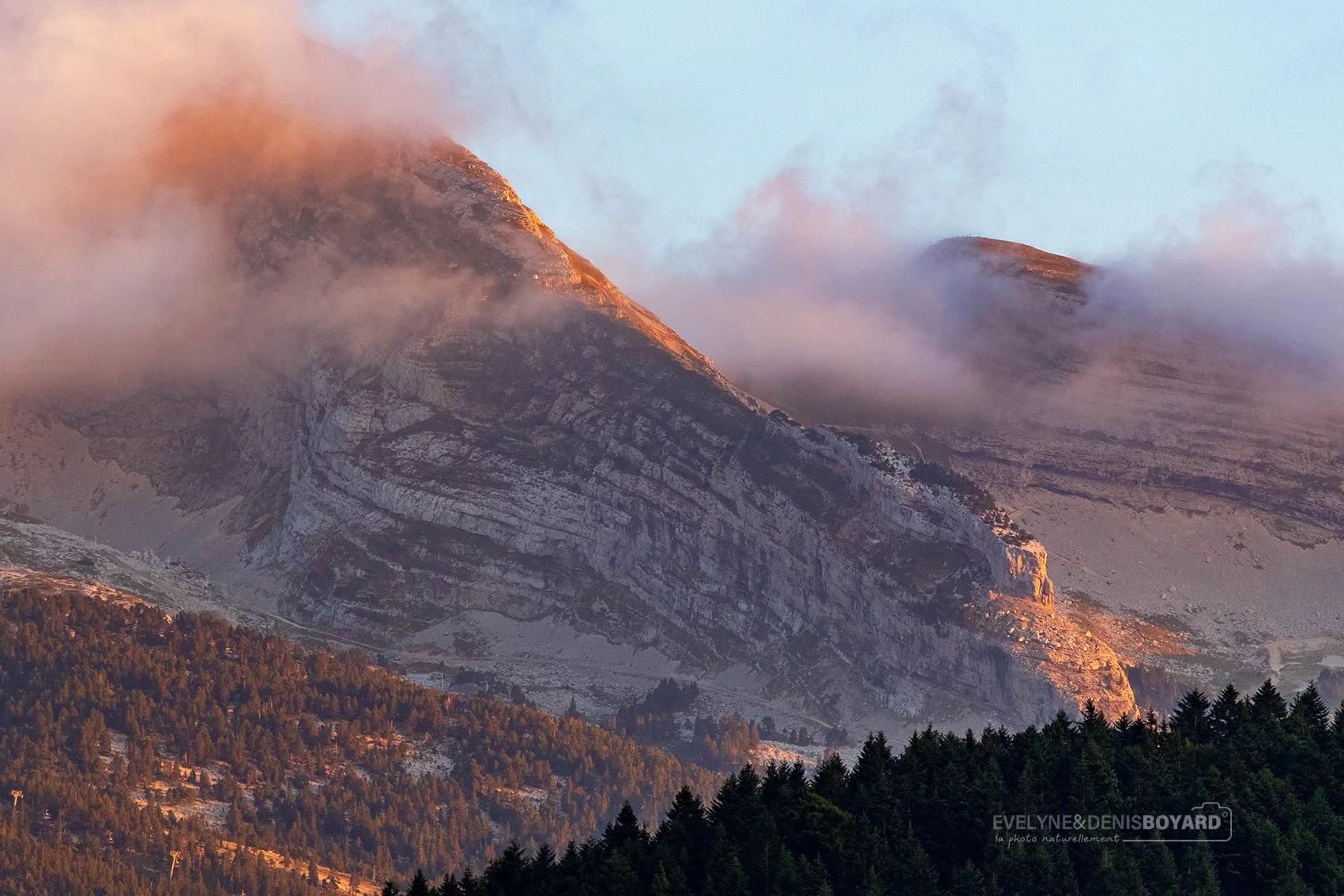 Brumes du soir sur le massif du Vercors (Isère).