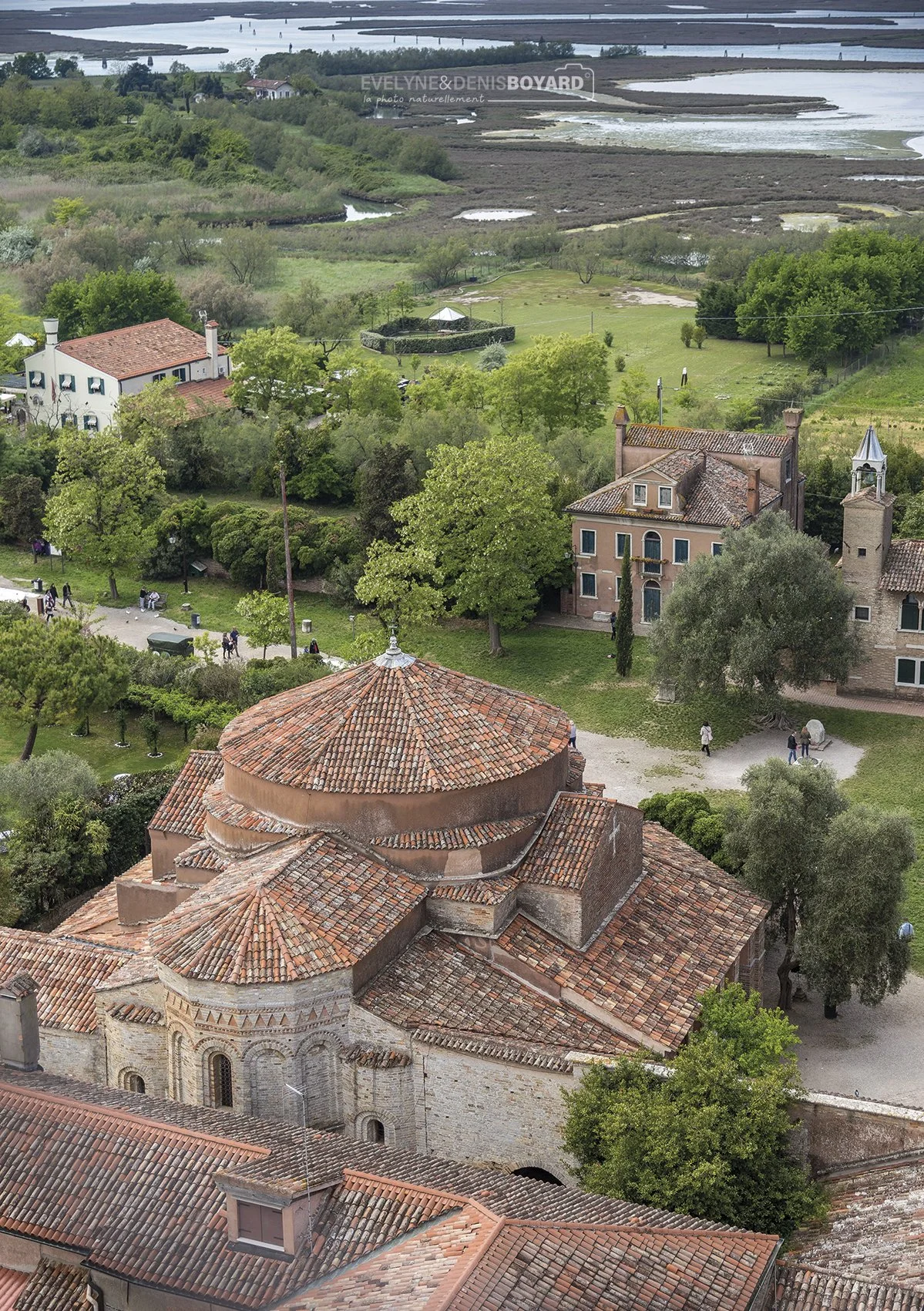 La cathédrale Santa Maria Assunta sur l'île de Torcello, de style vénitio-byzantin, prise depuis le campanile.