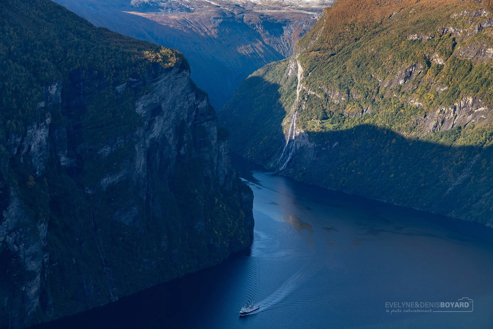 Fjord de Geiranger avec au fond un navire de croisière.