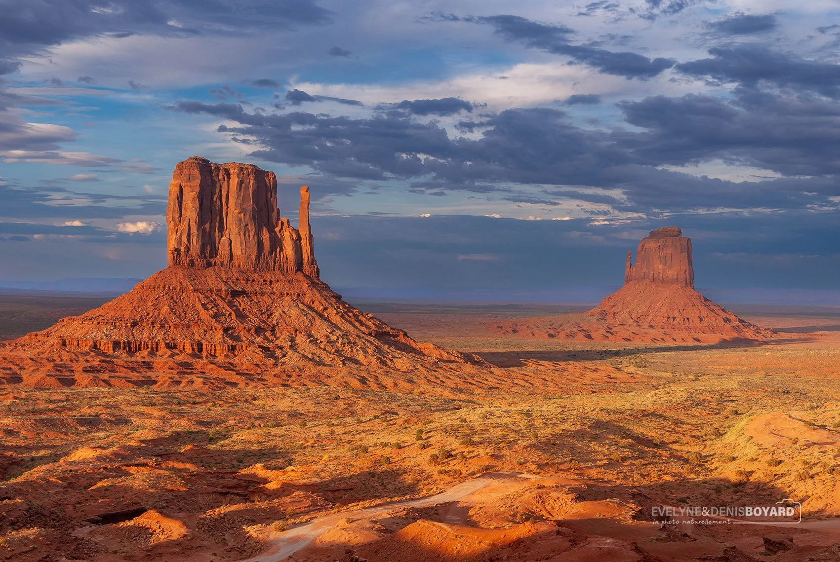 Soleil couchant sur les Mitten Butte et Merrick Butte, Monument Valley.