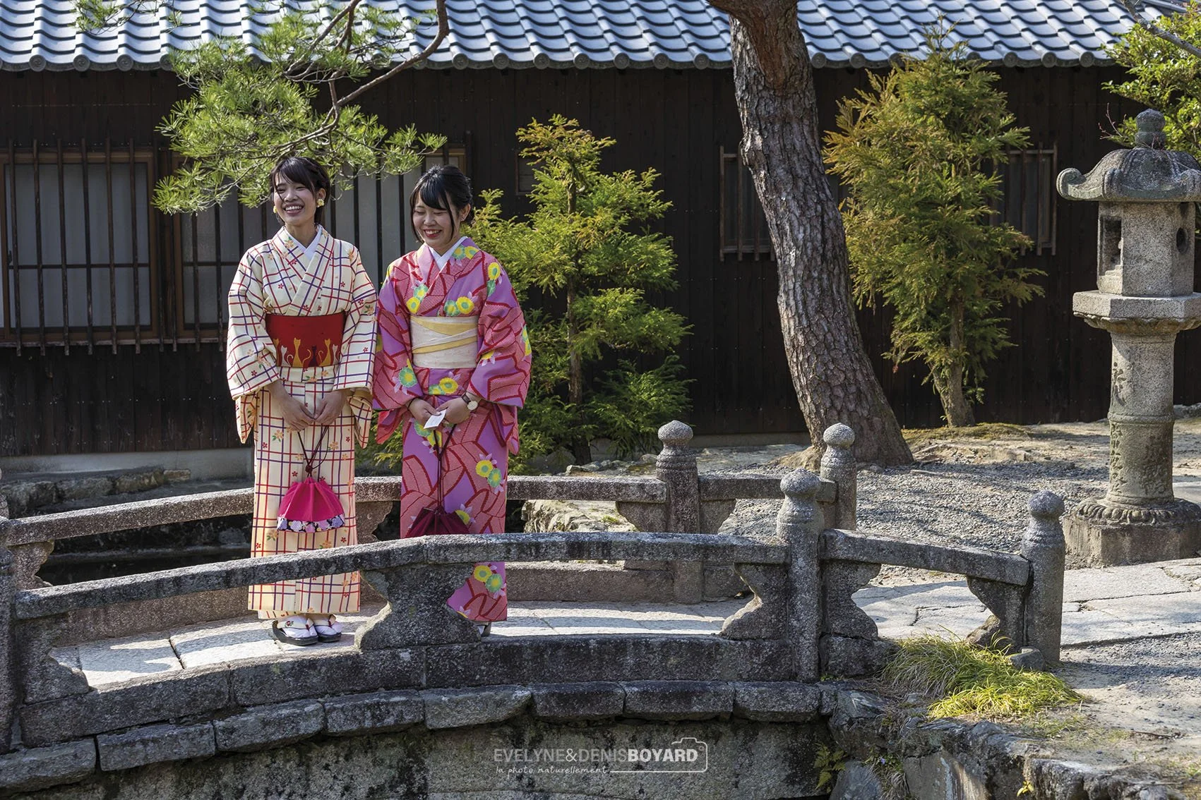 Rires de deux jeunes touristes en tenue traditionnelle, Kyoto.