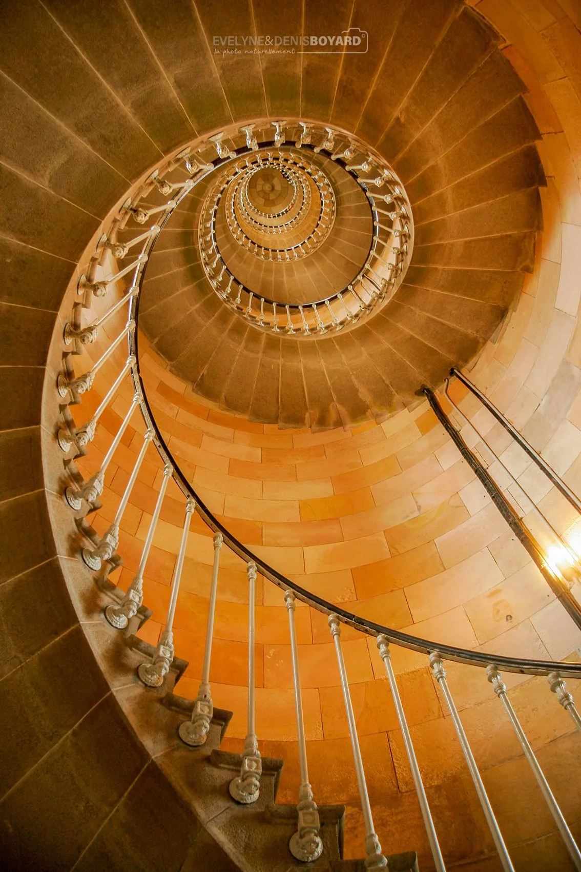 L'escalier en spirale du phare des Baleines, île de Ré (Charente-Maritime).