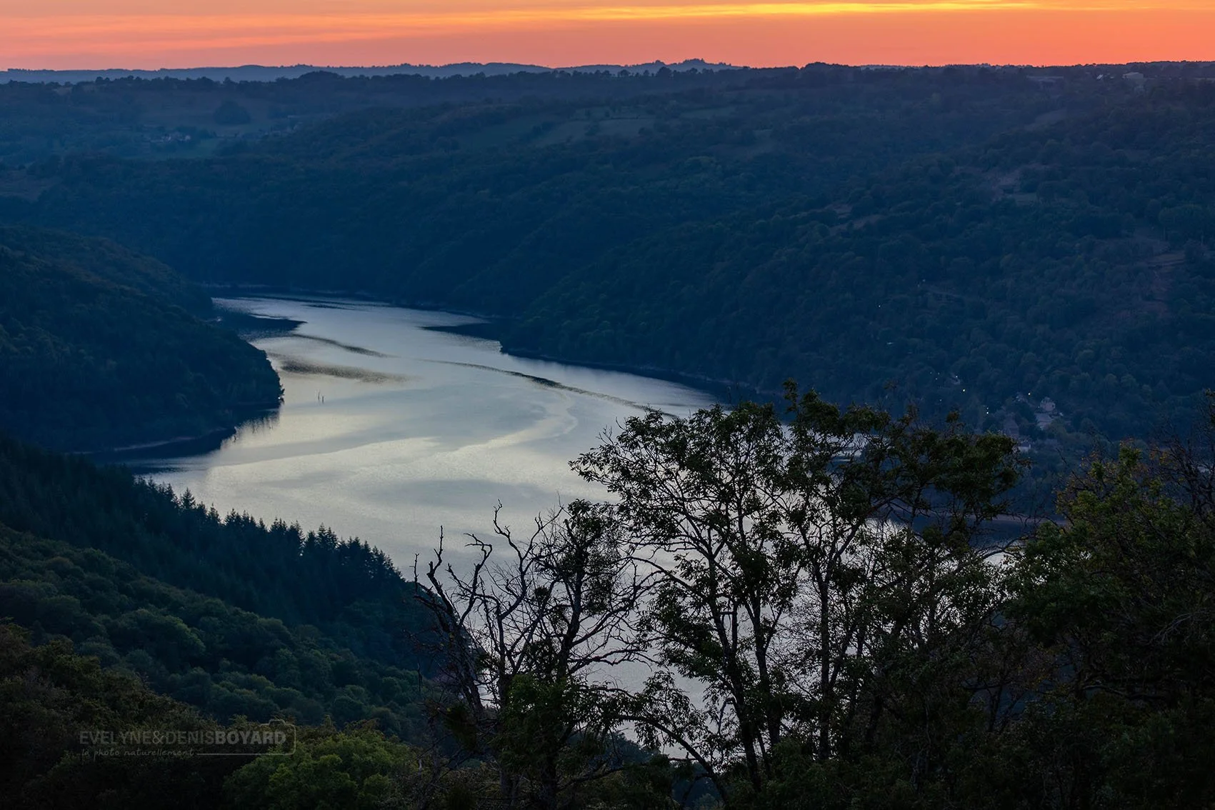 Lac du Barrage de Sarrans (Aveyron) en soirée.