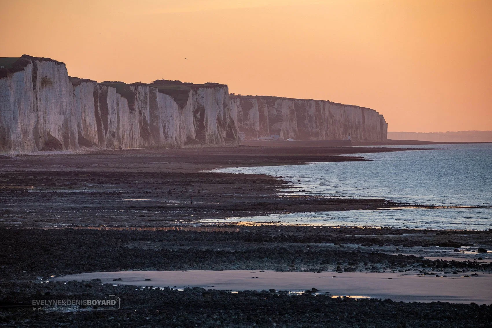 Falaises d'Ault (Somme), au soleil couchant.