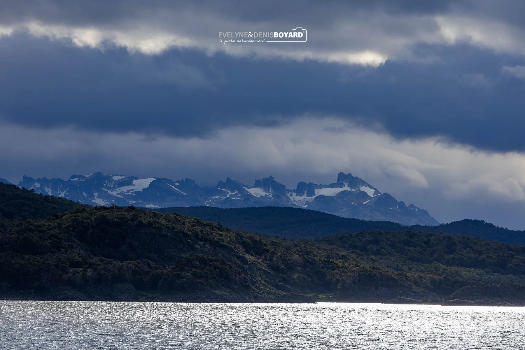Montagnes côté Argentine, depuis le Canal du Beagle.