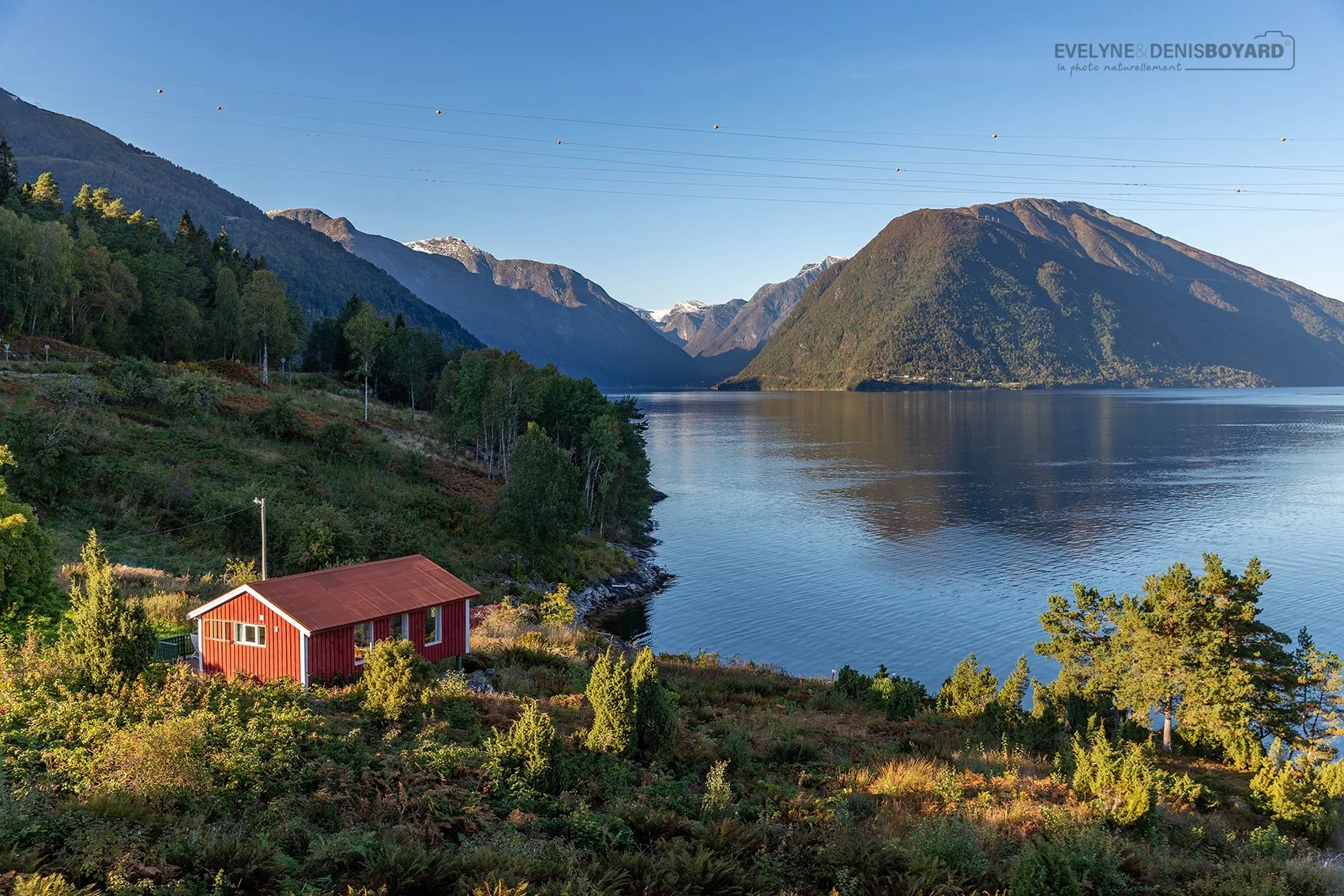 Cabane donnant sur le fjord de Dragsvik, près de Balestrand.
