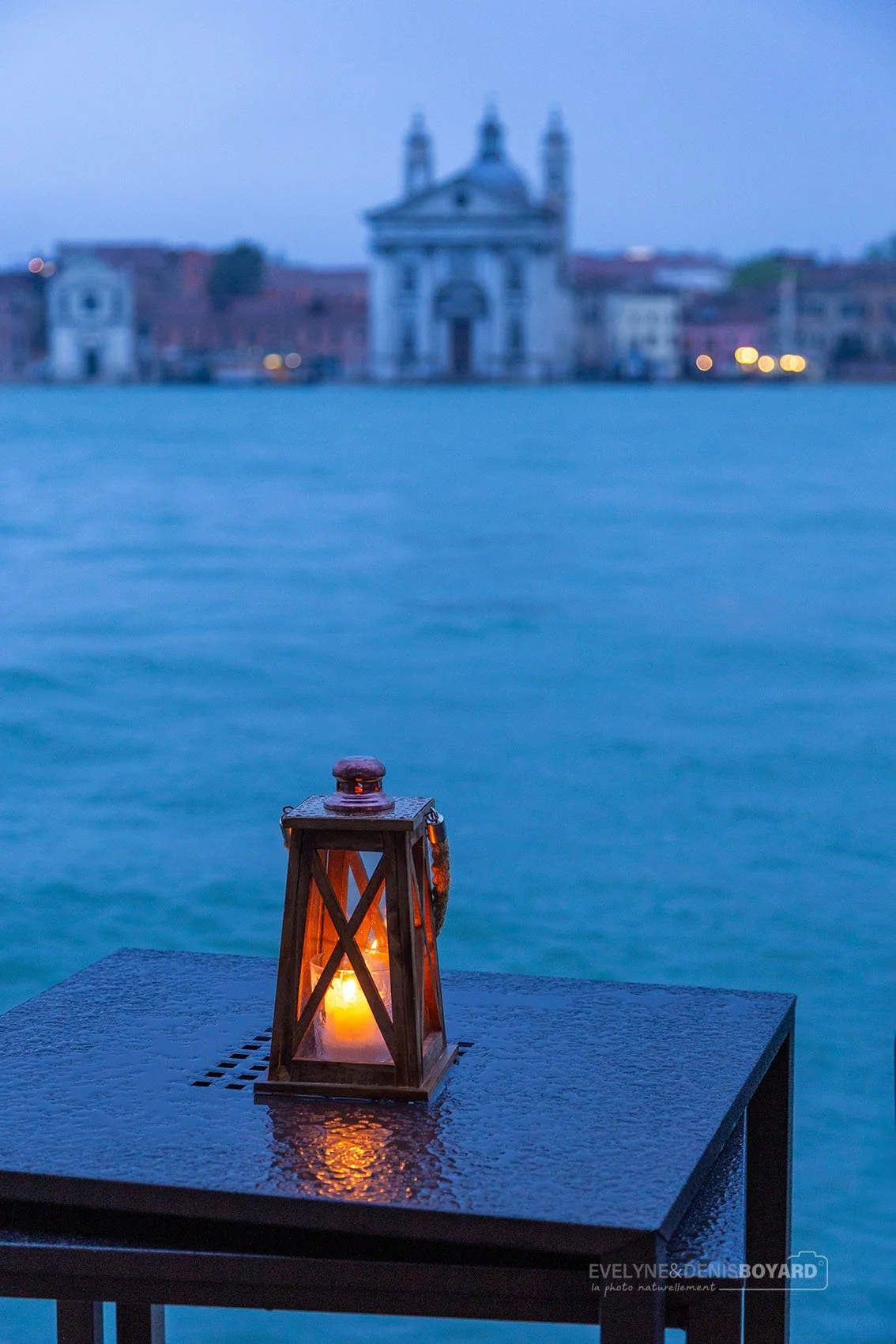 Lanterne à l'heure bleue depuis l'île de la Giudecca avec en arrière-plan l'église Santa Maria della Visitazione.