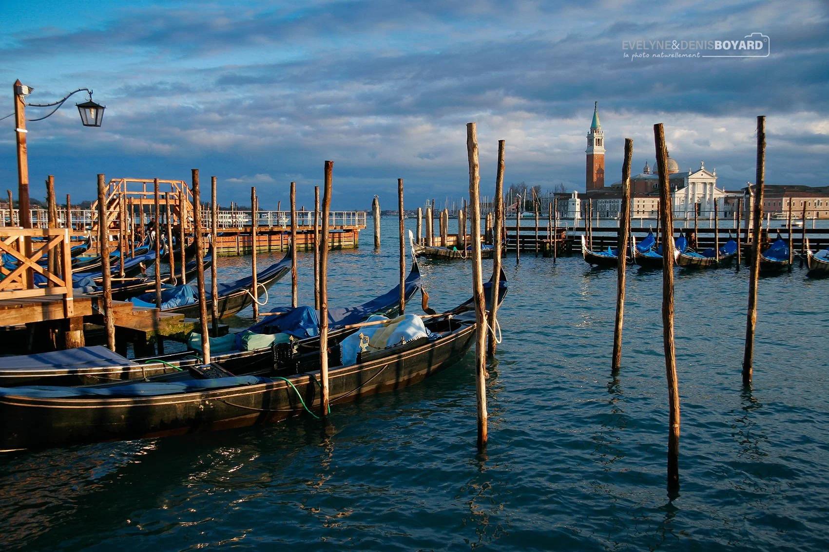 Gondoles marées au ponton du bassin de Saint-Marc, avec en toile de fond, l'île San Giorgo Maggiore.