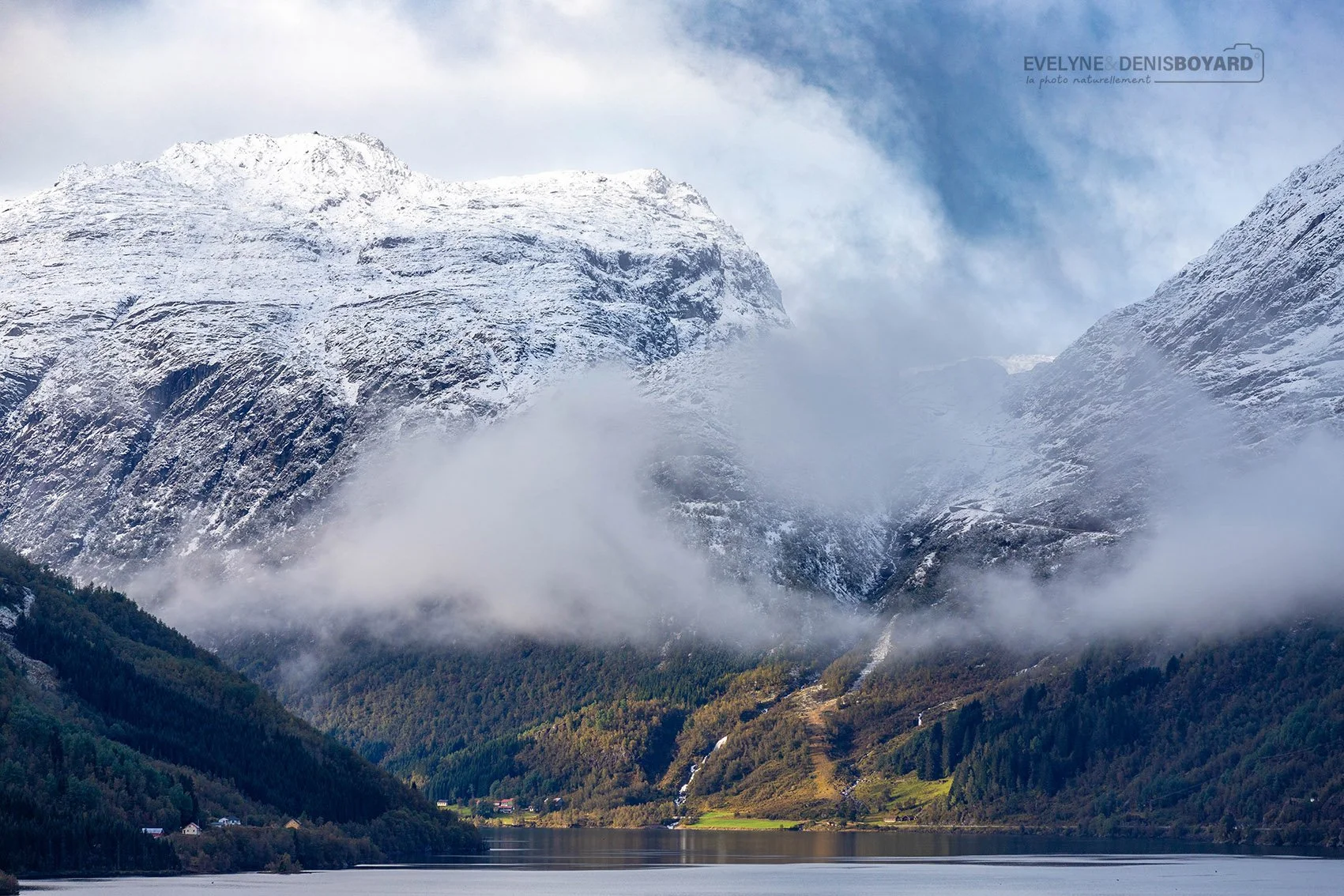 Brumes sur le fjord vers Roldal.