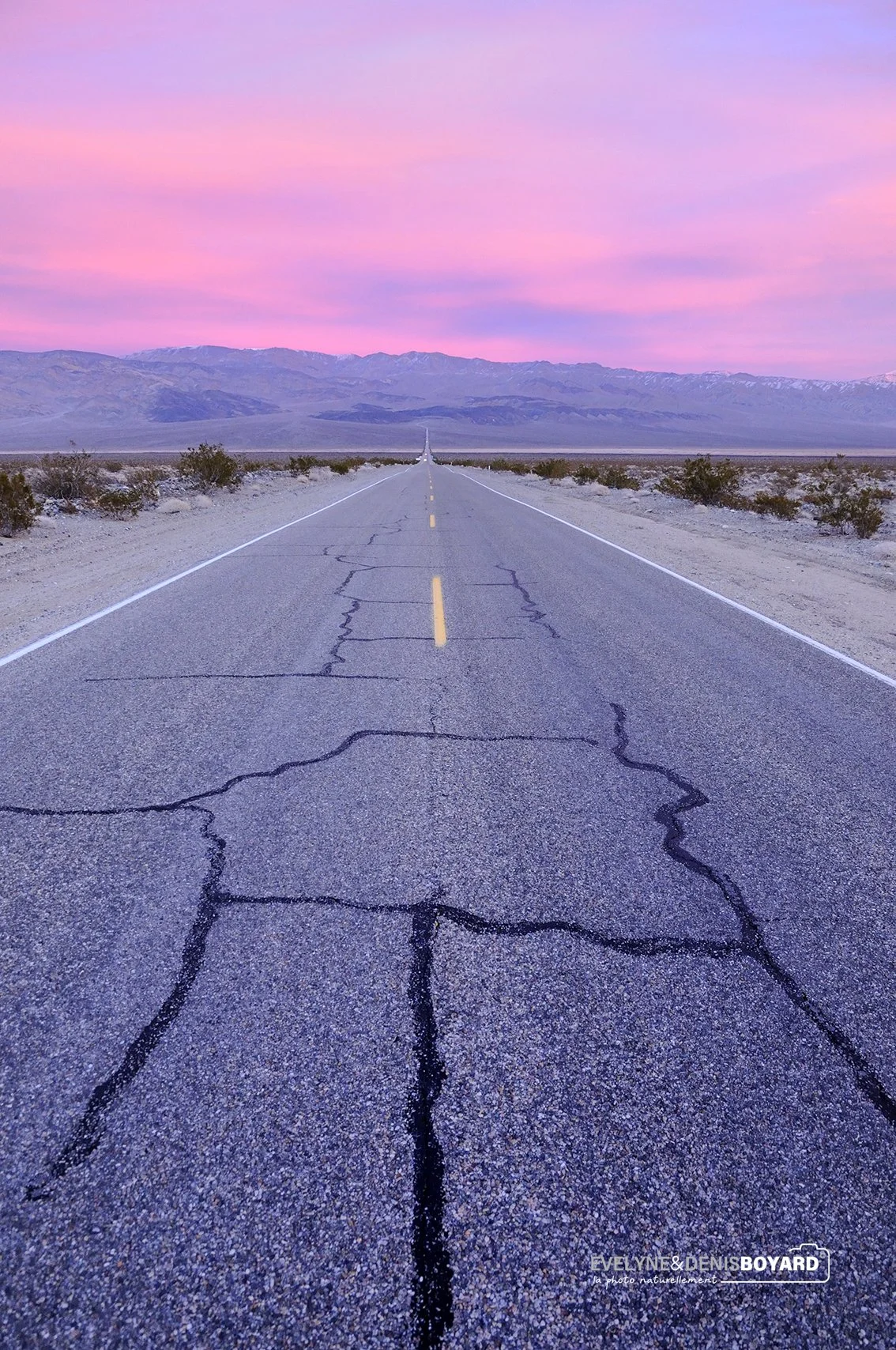 Crépuscule sur une route de la Vallée de la Mort (Californie).
