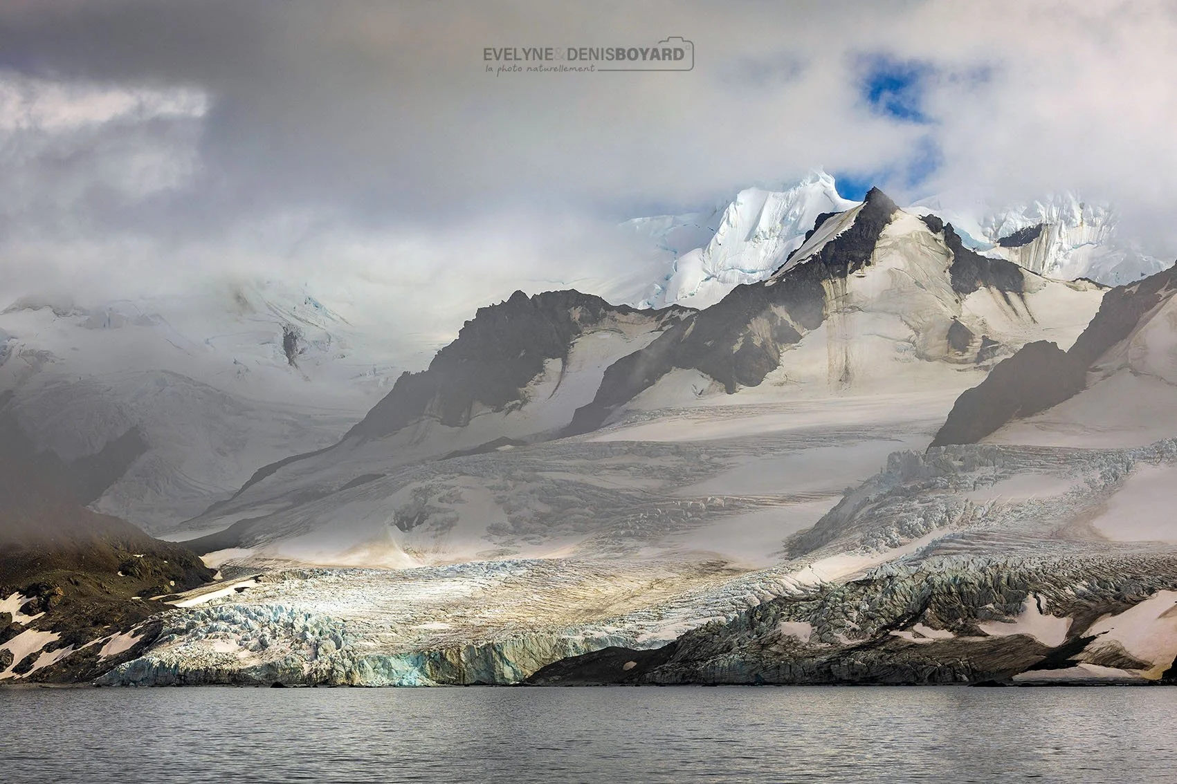 Montagnes aux pics acérés et glaciers tombant dans la mer forment ce paysage à la beauté majestueuse (île Éléphant, îles sub-antarctiques).