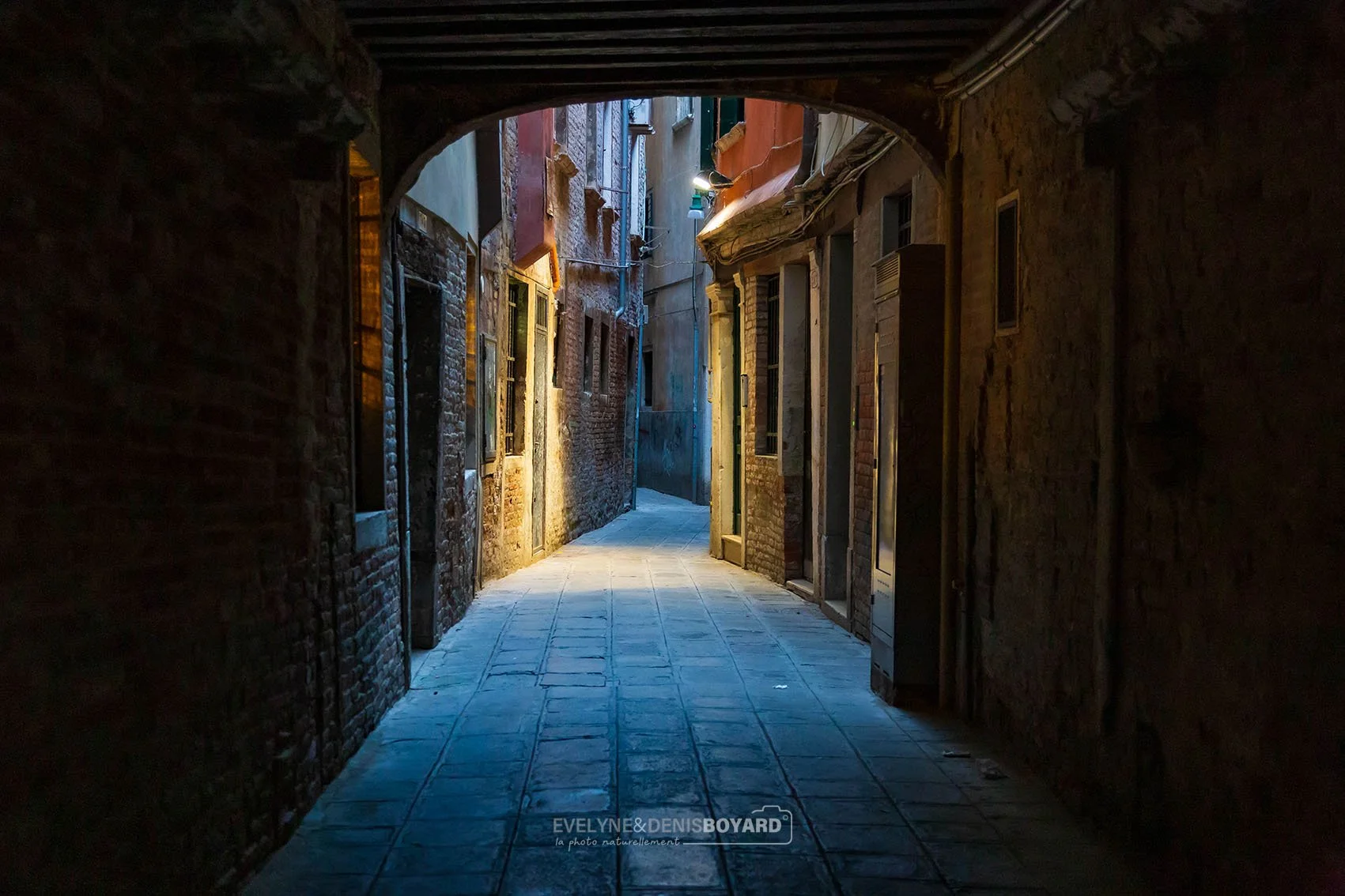 Calme revenu le soir dans l'une des ruelles de Venise.