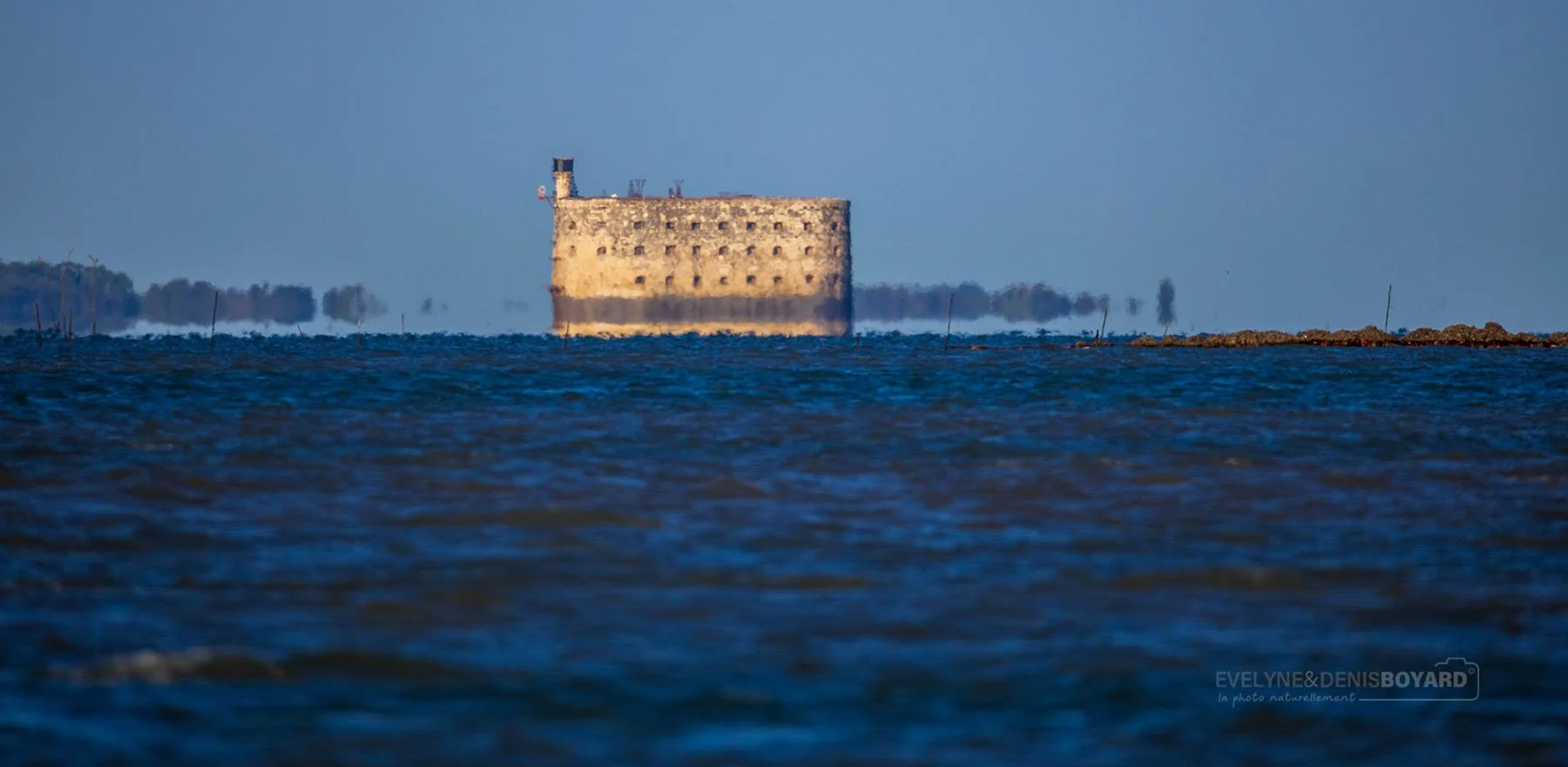 Mirage du fort Boyard (Charente-maritime), photographié en pleine mer.