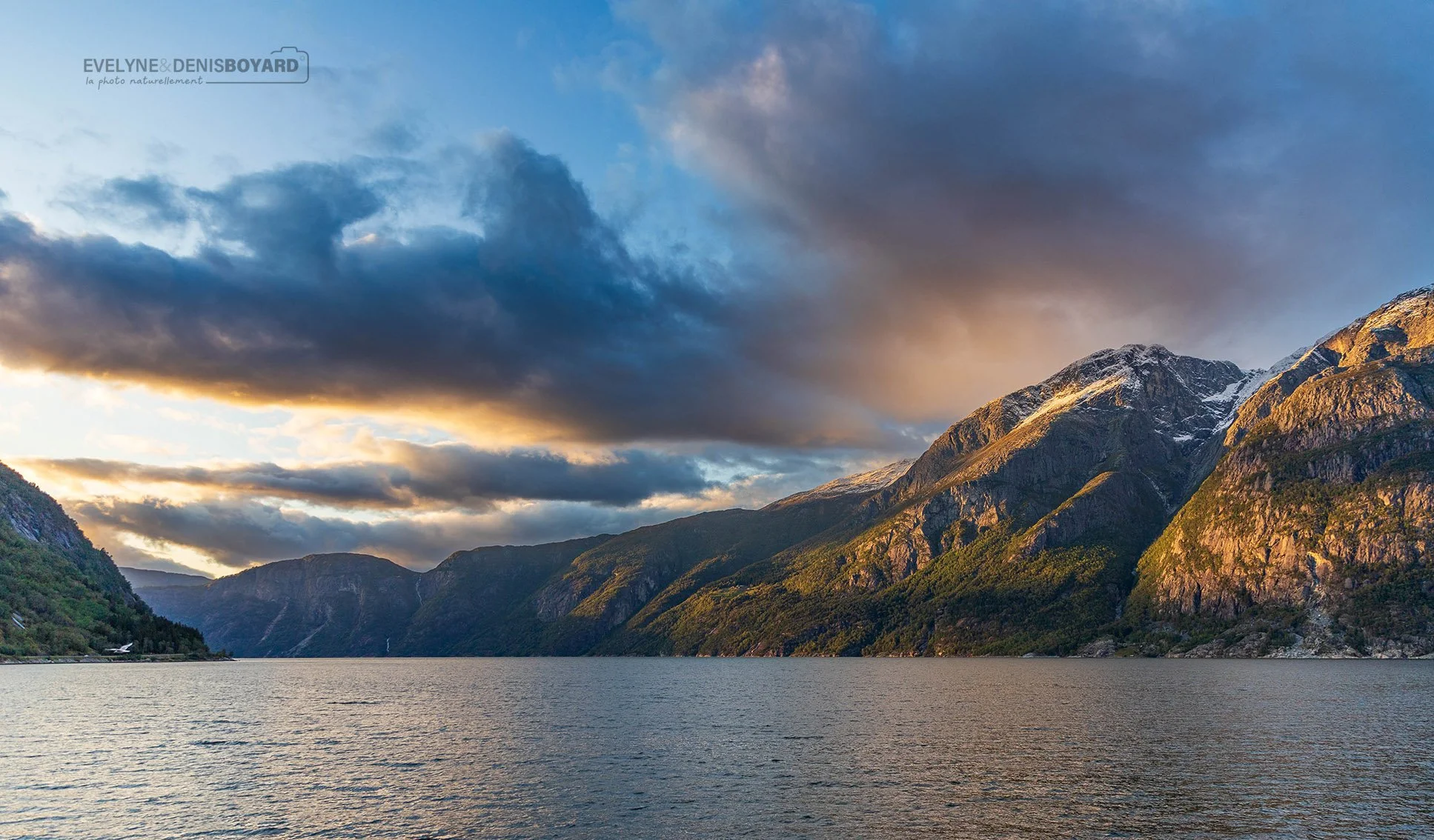 Coucher de soleil sur le Fjord d'Eid, Eidfjord.