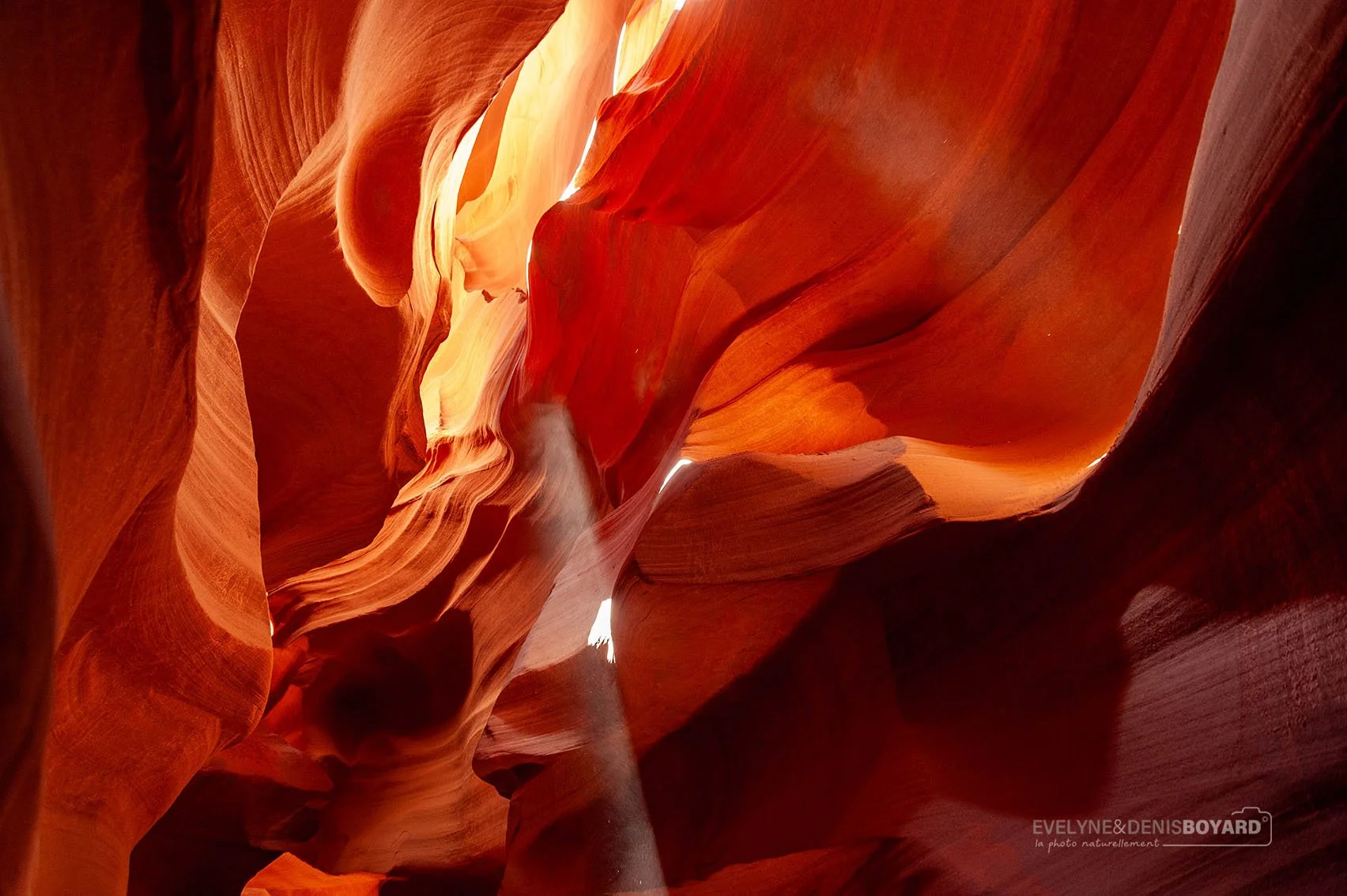 Rai de lumière dans l'Upper Antelope Canyon (Utah).