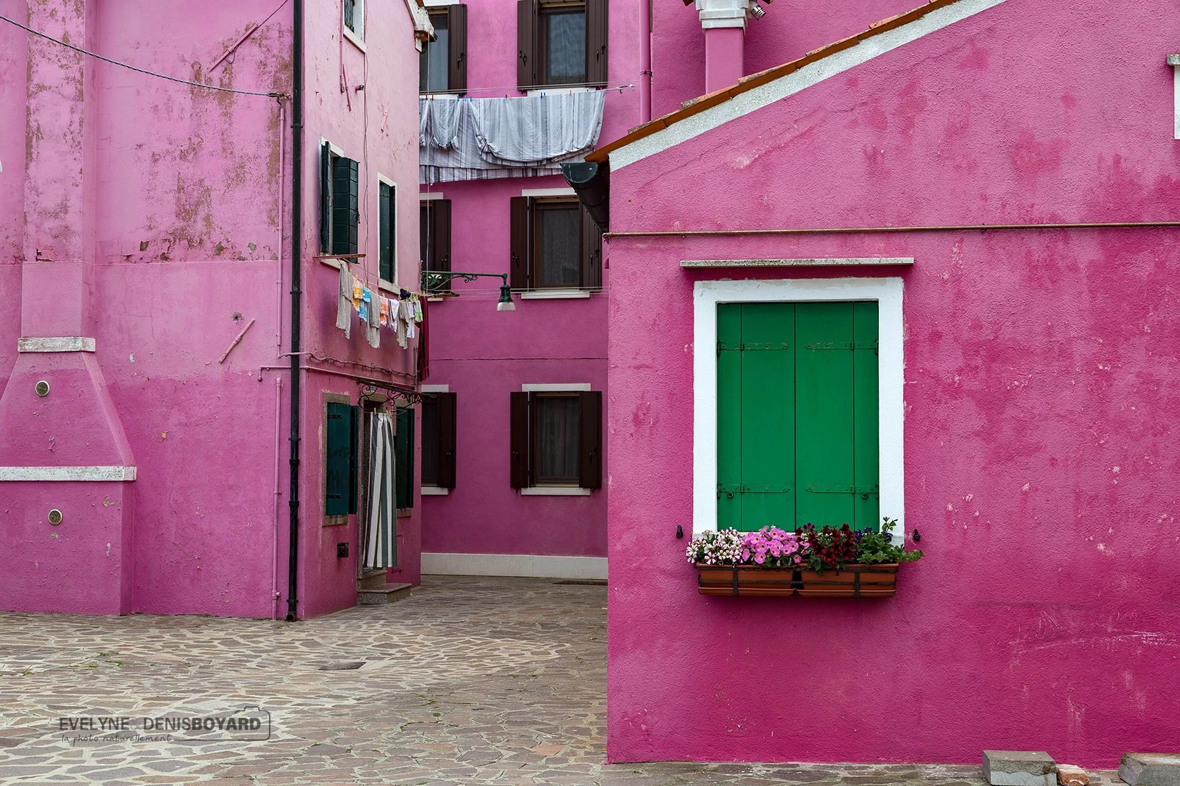 Burano, ancien village de pêcheurs, fait le bonheur des photographes avec ses façades colorées éclatantes !