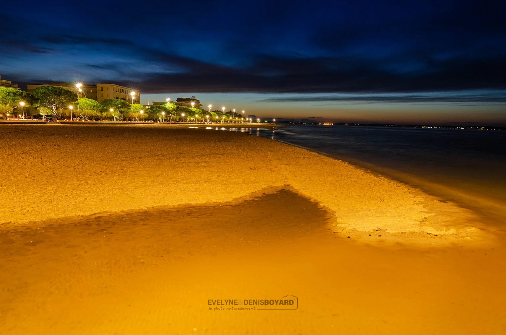 Soir sur la plage à Arcachon, bassin d'Arcachon (Gironde).