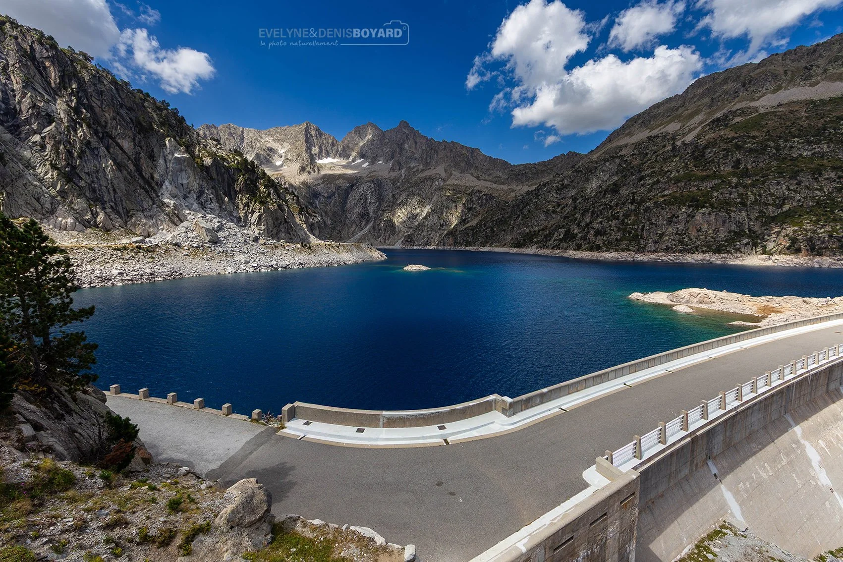Le lac de barrage Cap-de-Long, en bordure de la réserve naturelle du Massif du Néouvielle (Hautes-Pyrénées)..