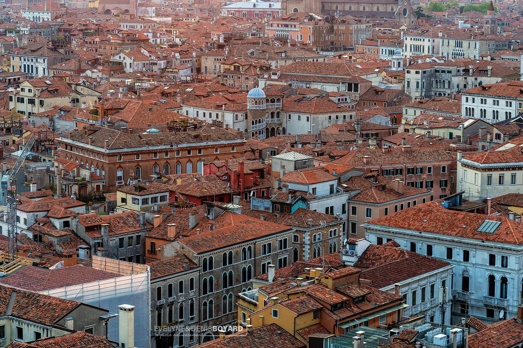 Il est bon de se perdre dans le dédale des ruelles de Venise. Au centre, l'escalier de Bovolo.