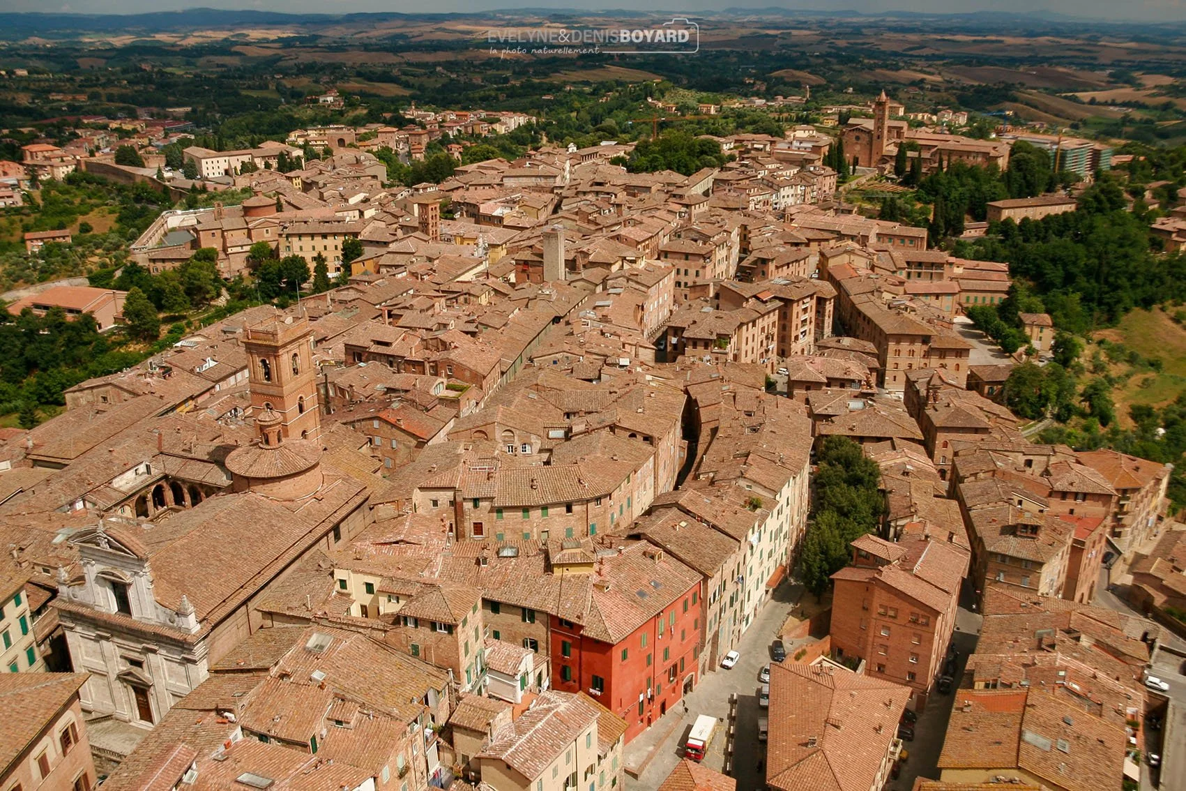 Enchevêtrements de ruelles sinueuses, de maisons aux tons chauds, c'est tout le soleil de la Toscane qui se reflète à Sienne !