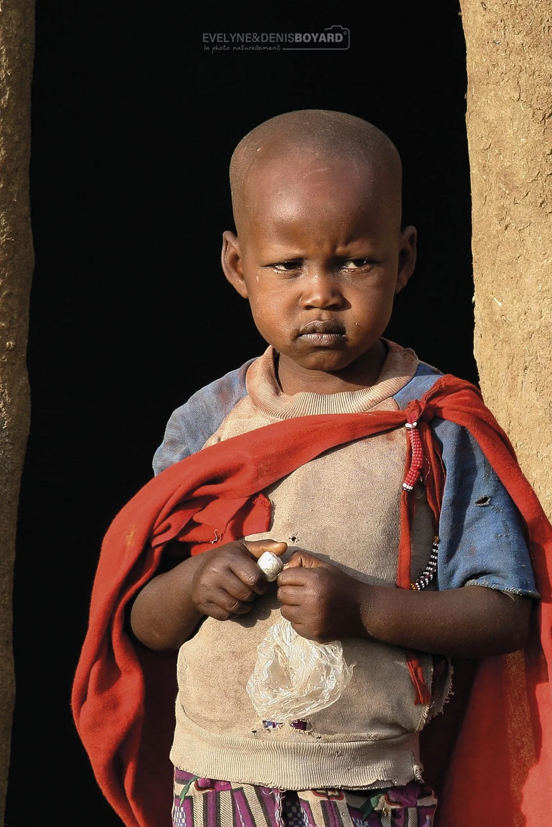 Enfant massaï, au regard méfiant.