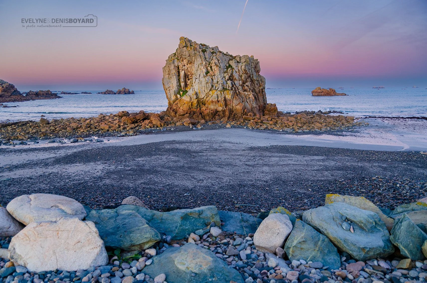 Rocher à Pors-Hir vers Plougrescant au crépuscule, côte d'Ajoncs (Côte d'Armor).