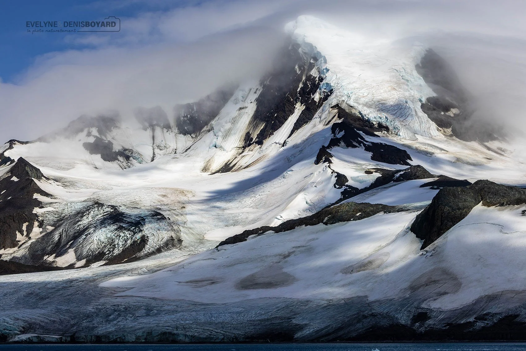 Lorsque la brume se dissipe, place à la majesté des pics neigeux et des glaciers !