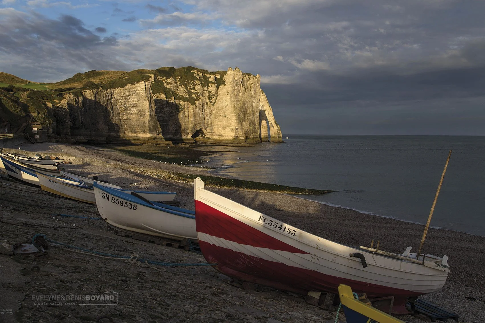 Barques devant les falaises d'Étretat, côte d'Albâtre (Seine-et-Maritime).