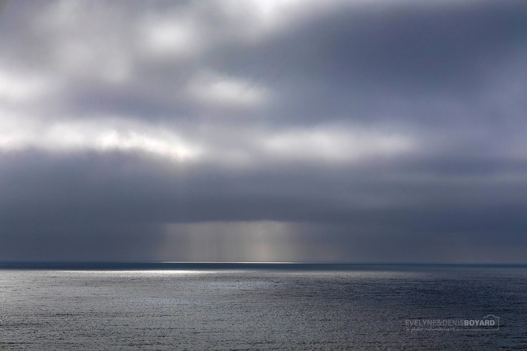 Trouée de lumière sur le littoral breton (Morbihan).