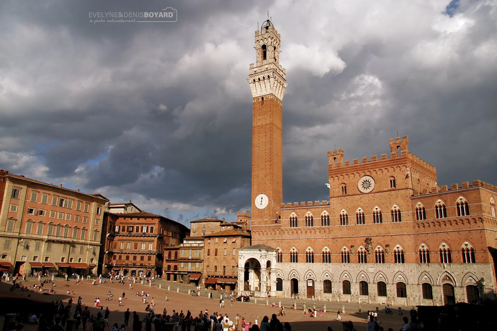 La piazza del Campo avec la Torre del Mangia à Sienne.
