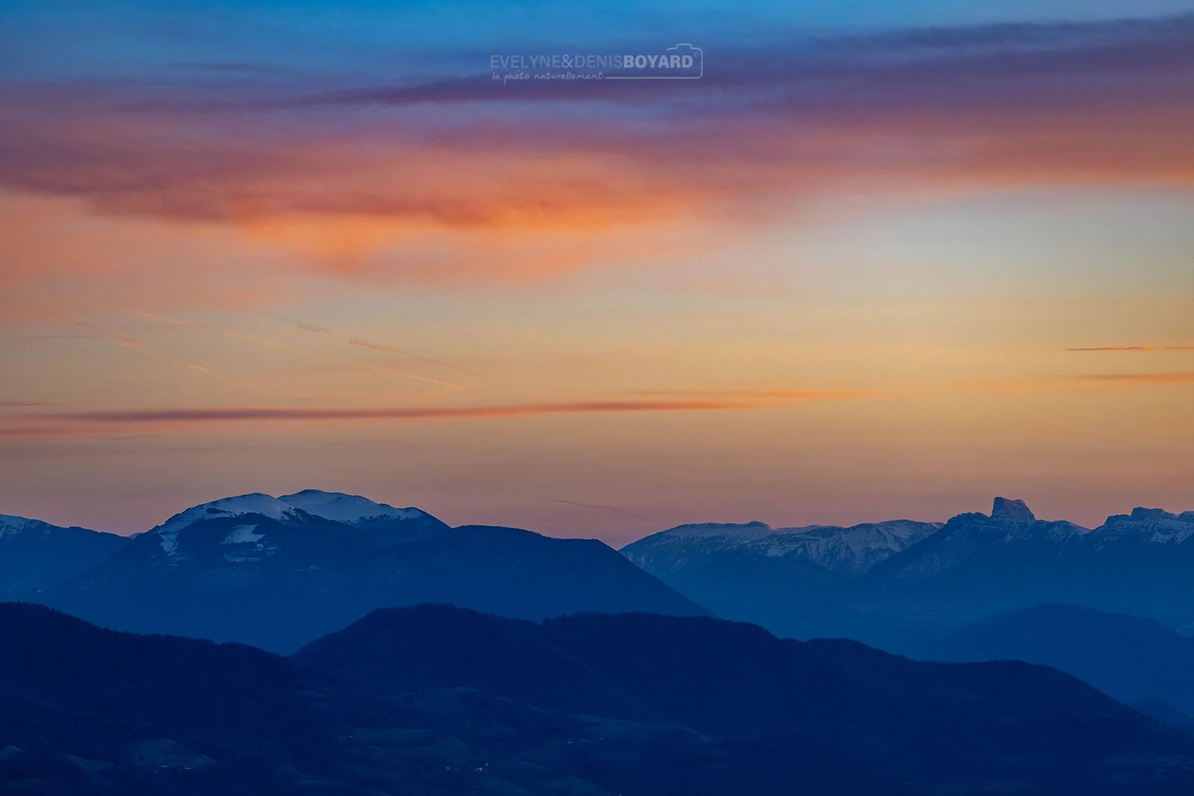 Crépuscule sur le massif de la Chartreuse (Isère).