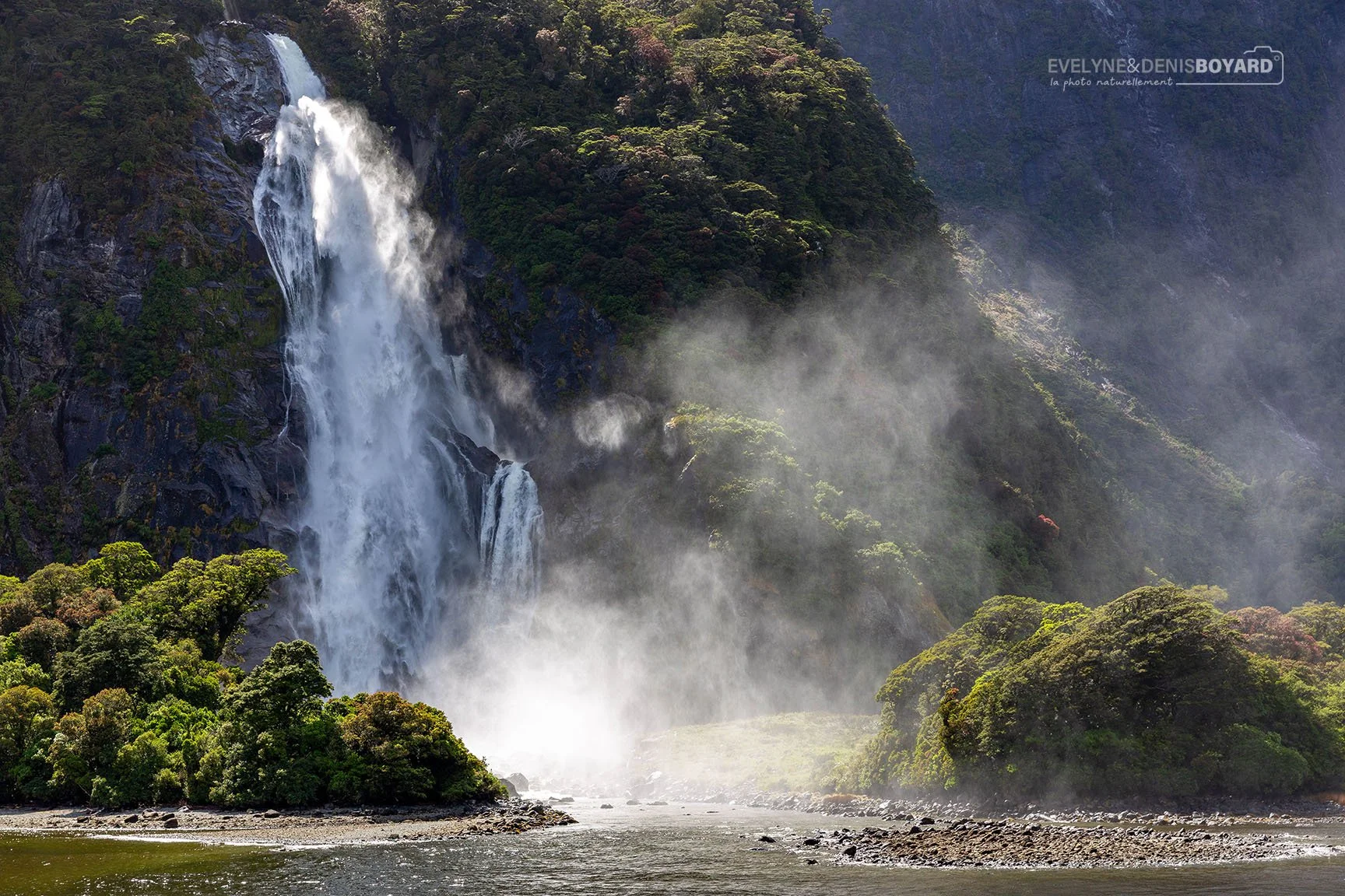 Cascade à Milford Sound, parc du Fjordland.