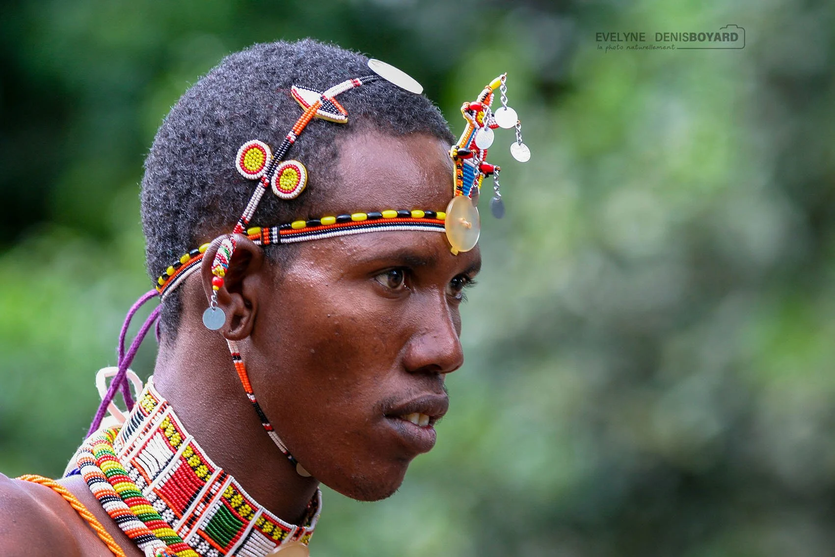 Guerrier massaï portant les bijoux traditionnels.