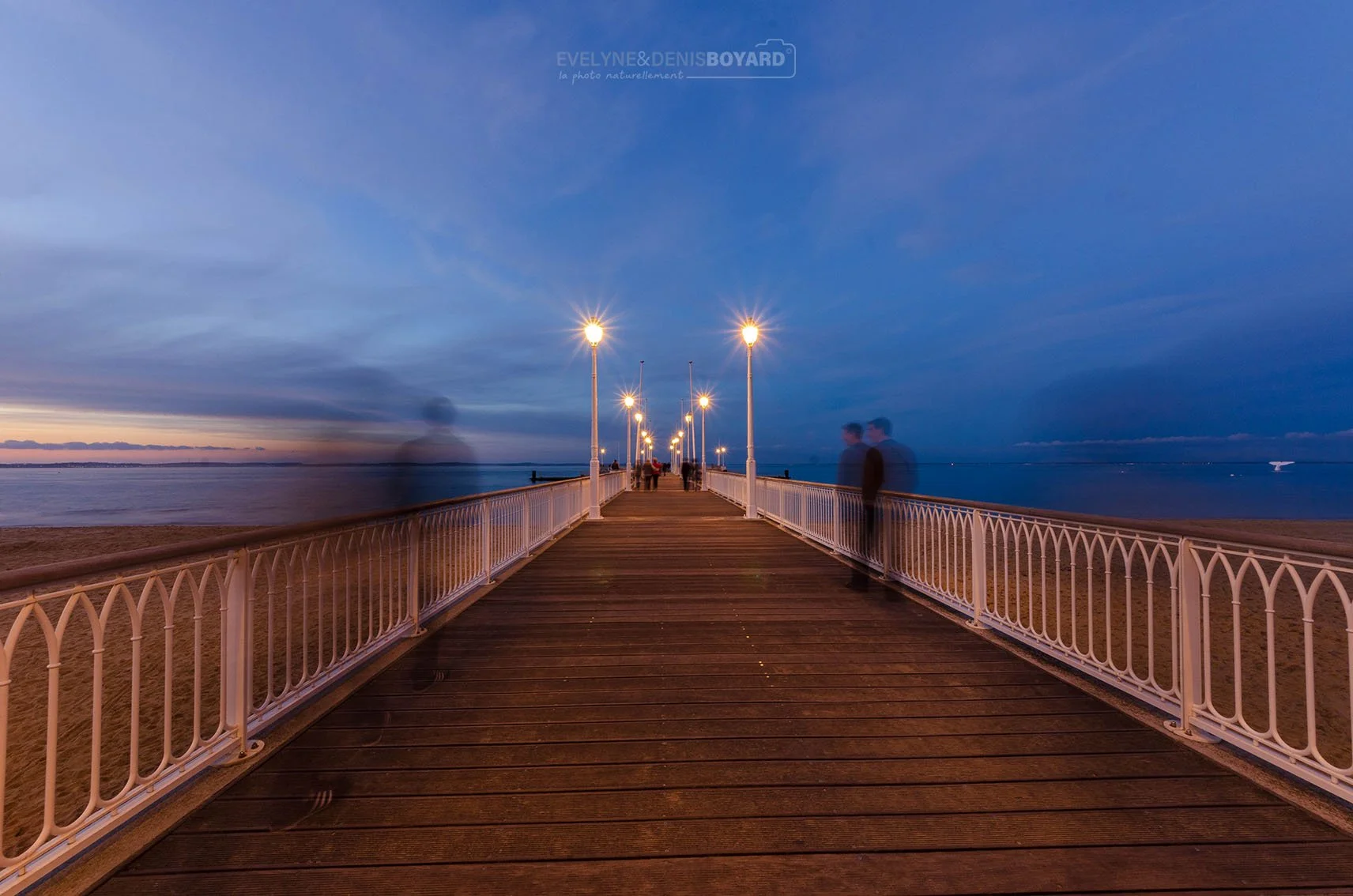 Ponton à Arcachon, photographié le soir en pose lente, bassin d'Arcachon (Gironde).