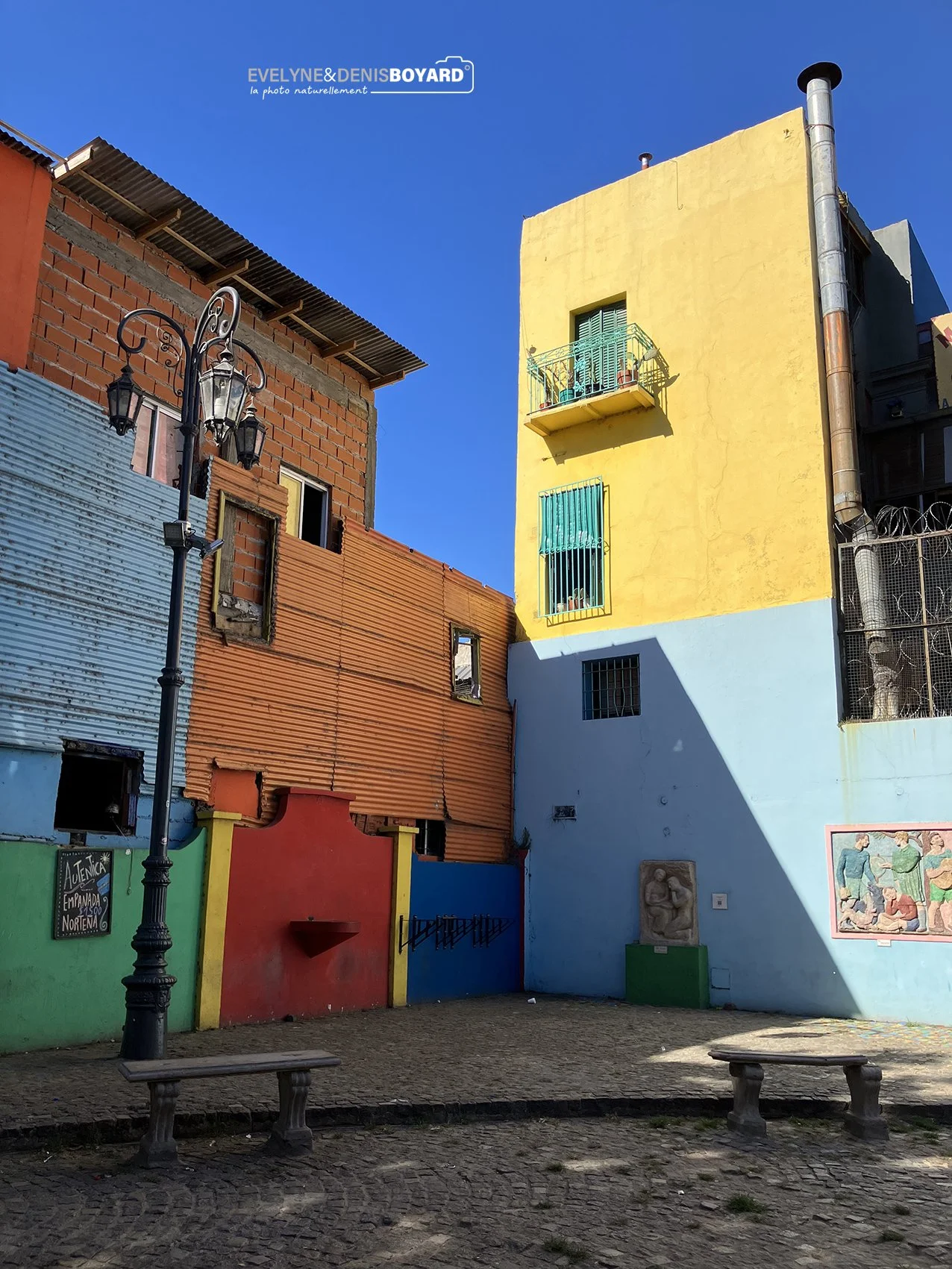Maisons en tôle aux couleurs vives, dans le quartier de la Boca, Buenos-Aires.