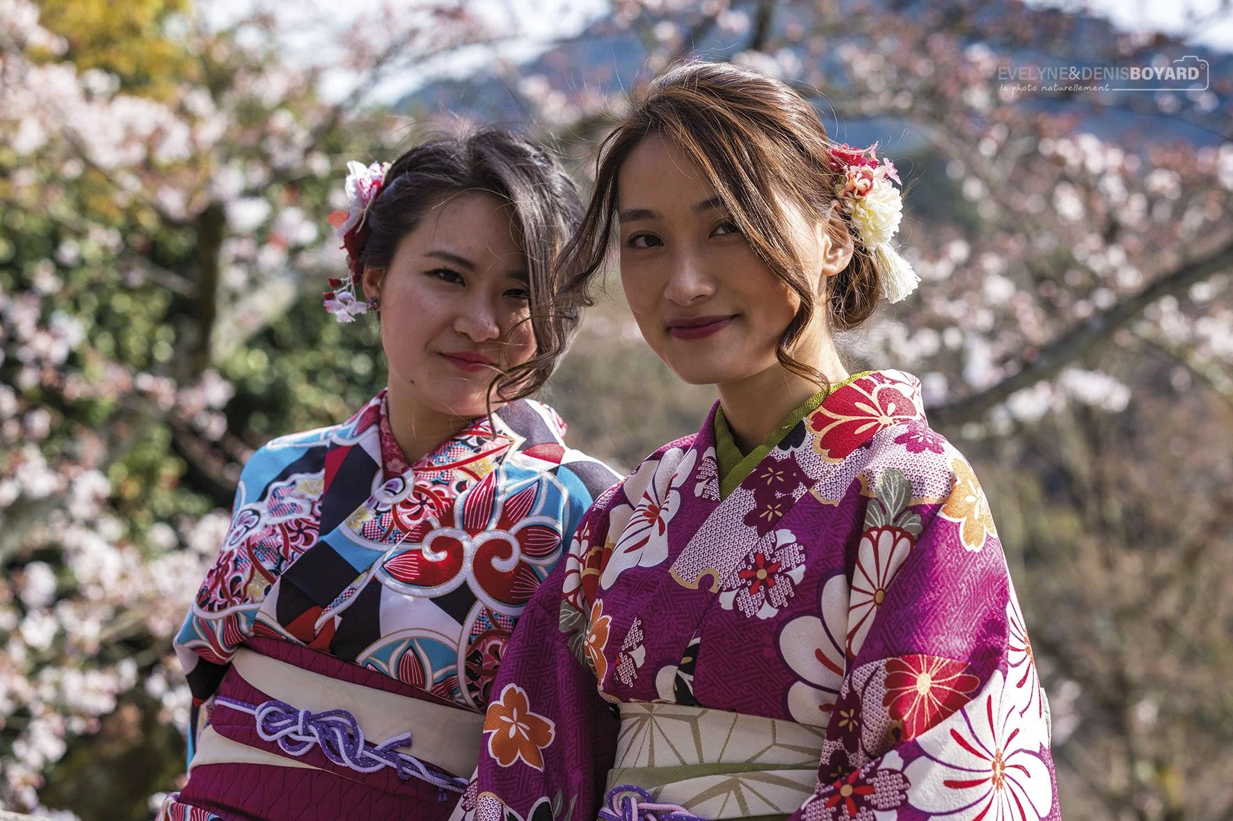 Jeunes femmes dans un décor fleuri, Kyoto.