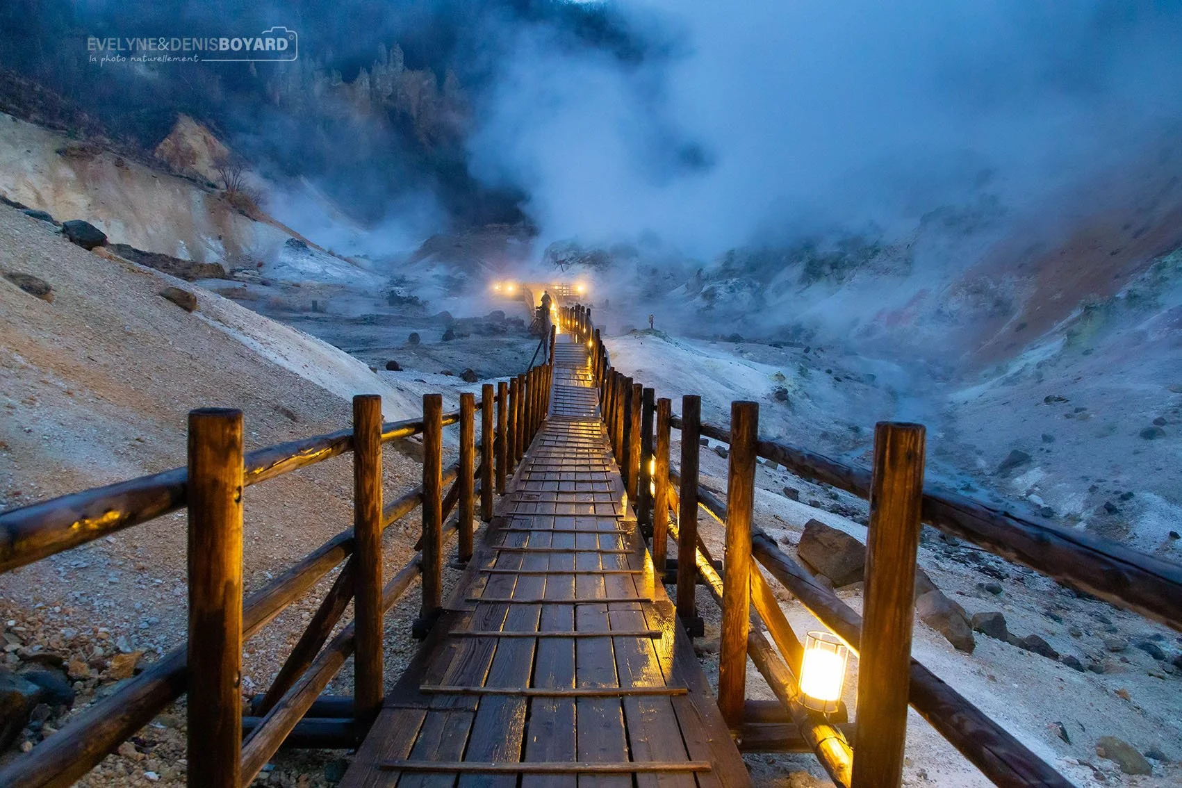 Ponton éclairé donnant sur le site de géothermie de Jigokudani, Noboribetsu, île d'Hokkaïdo.
