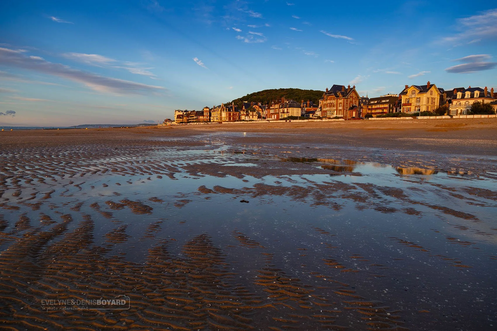 Le front de mer d'Houlgate au soleil couchant, côte fleurie (Calvados).