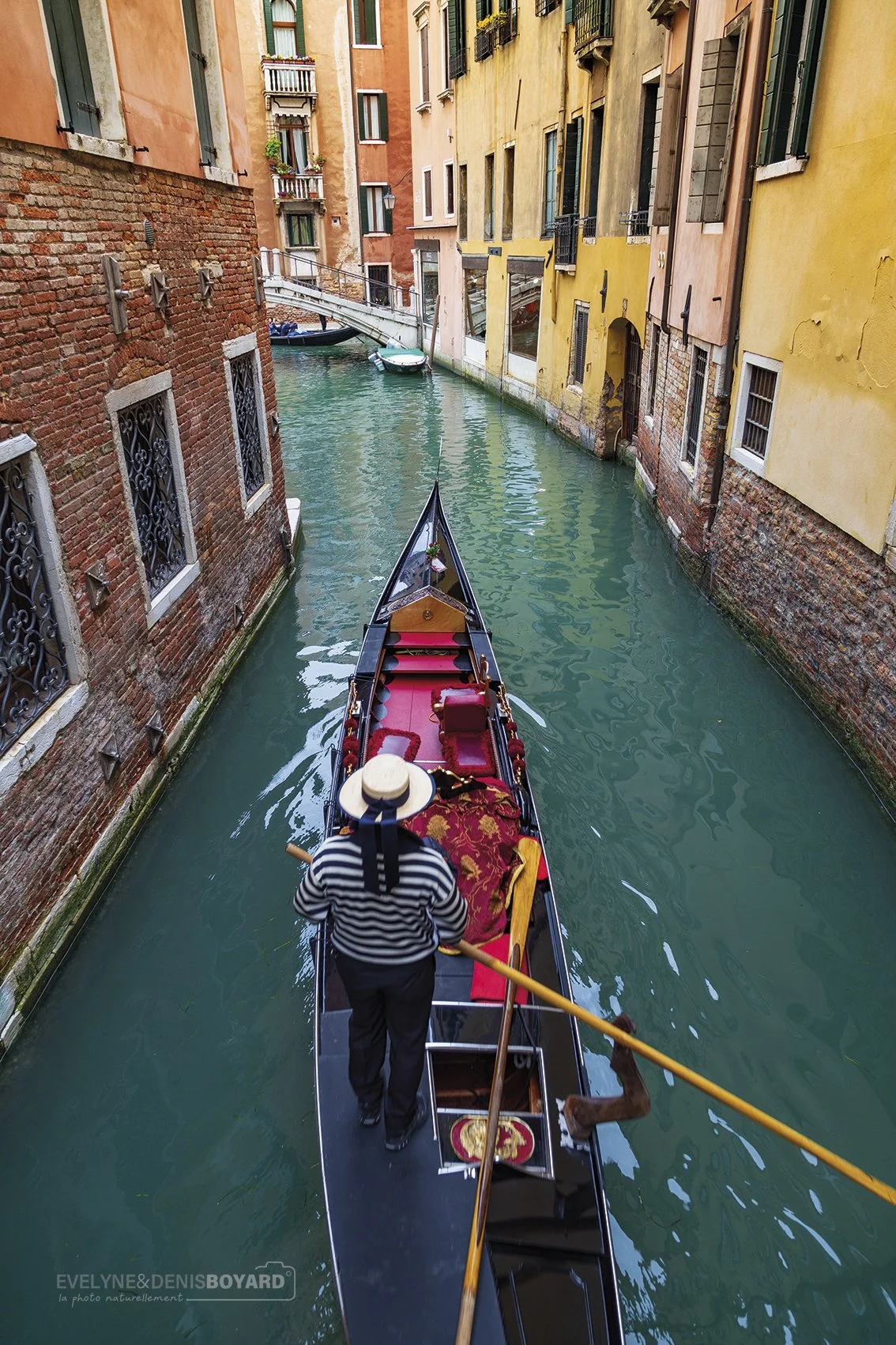 Gondolier déambulant dans l'un des canaux de Venise.