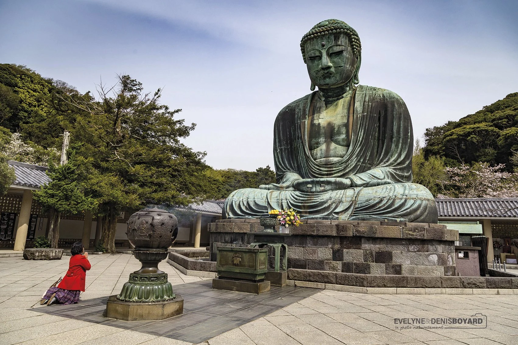 Prière devant le bouddha de Kamakura.
