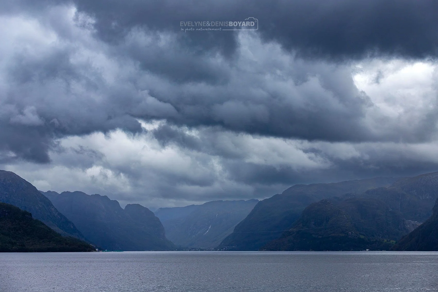 Ciel chargé sur Lysefjord, près de Stavanger.