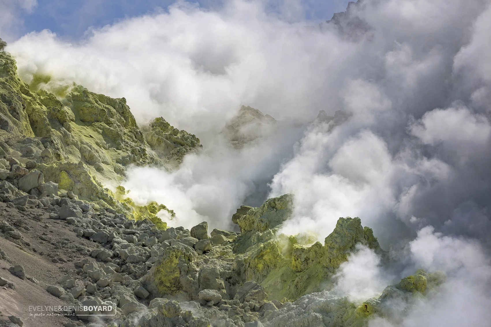 Fumerolles du volcan actif Iô-Zan, Hokkaido.